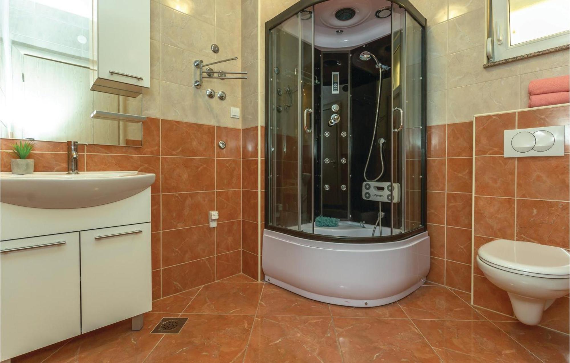 Nice Apartment In Krvavica With House Sea View Luaran gambar